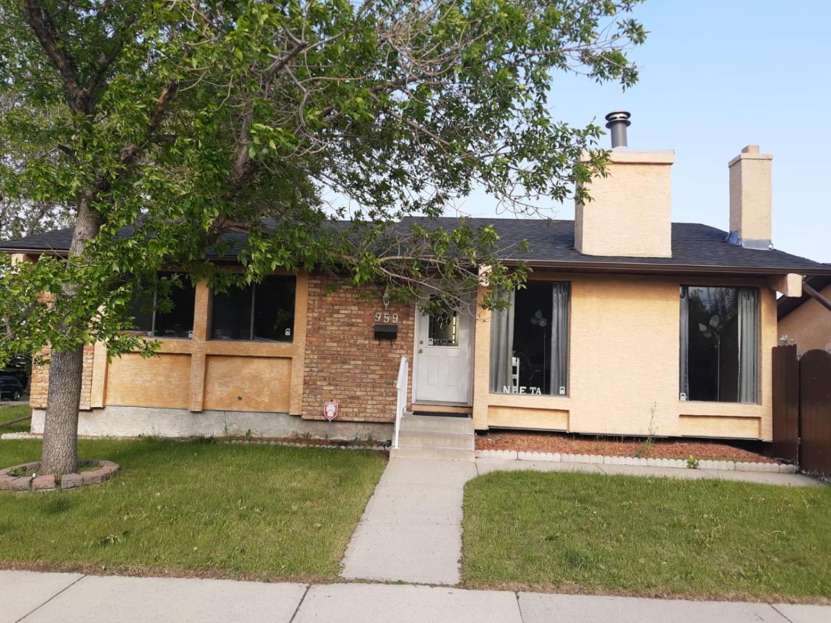 Cozy Home With Comfortable Beds And Fully Equipped Kitchen 15 Mins Drive From Airport, Downtown, Sait And U Of C And 80 Min Drive To Banff Калґарі Екстер'єр фото