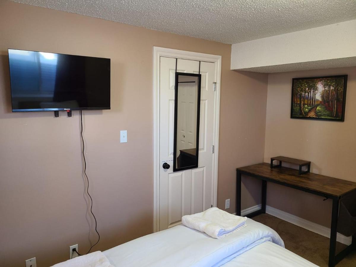 Cozy Home With Comfortable Beds And Fully Equipped Kitchen 15 Mins Drive From Airport, Downtown, Sait And U Of C And 80 Min Drive To Banff Калґарі Екстер'єр фото